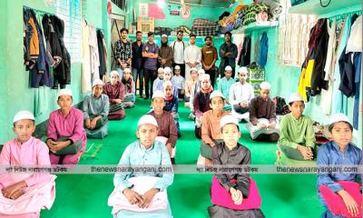 আনন্দ ঢাকা বিশ্ববিদ্যালয়ের শীতবস্ত্র বিতরণ