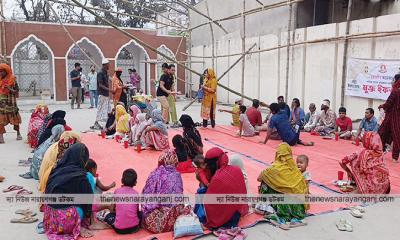 একদল তরুণ-তরুণীর উদ্যোগে মাসজুড়ে পথচারীদের জন্য ‘মুক্ত ইফতার’