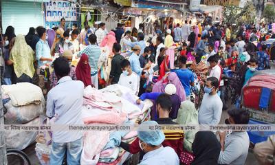 চাঁদা দিয়ে ফুটপাতে বসে হকার