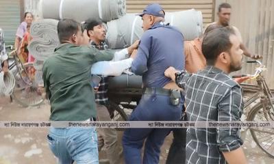 পুলিশ কর্মকর্তা ও সোর্সকে স্থানীয়দের মারধর