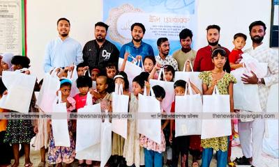 ১৭নং ওয়ার্ডে শিশুদের মাঝে নতুন পোশাক বিতরণ