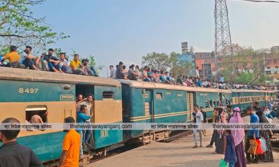 ট্রেনের ছাদে ঝুঁকি নিয়ে যাত্রীরা