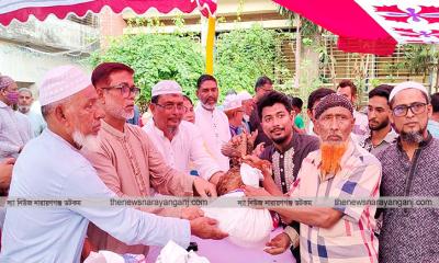 ৫০০ অসহায়কে ঈদ সামগ্রী দিলেন আরাফাত