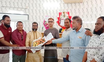 জেলা পরিষদ প্রশাসককে মহানগর তাঁতীদলের ফুলের শুভেচ্ছা