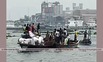 শীতলক্ষ্যায় গরু বোঝাই ট্রলার টানাটানি