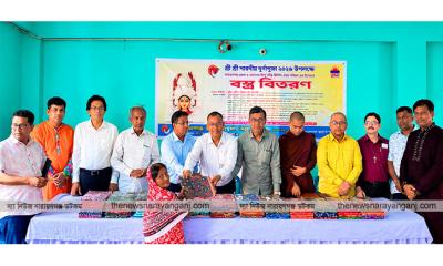 দুর্গাপূজার আনন্দ ছড়িয়ে দিতে মহানগর ঐক্য পরিষদের বস্ত্র বিতরণ