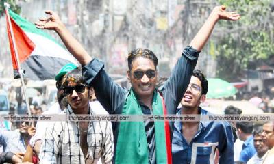 বিতর্কেও থামছেন না জাকির খান