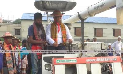 নিজেই কম্বাইন হার্ভেস্টার দিয়ে বোরো ধান কাটলেন ডিসি
