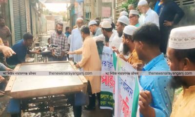 পানি পারাপারের ব্যবস্থা করলো শ্রমিক কল্যাণ ফেডারেশন