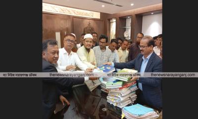 নাসিক প্রশাসককে চব্বিশের শহীদদের স্মরণে স্মারক বই উপহার
