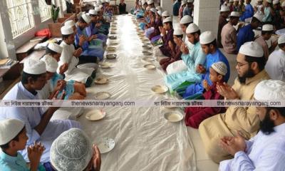 এটিএম কামালের দোয়া ও এতিমদের মাঝে খাবার বিতরণ