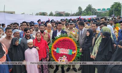 নারায়ণগঞ্জ দেশের প্রথম জুলাই শহিদ স্মৃতিস্তম্ভে পুষ্পস্তবক অর্পণ