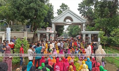 ডিসি কার্যালয়ের সামনে গার্মেন্টস শ্রমিকদের বিক্ষোভ