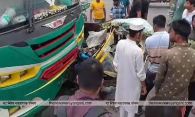উল্টো পথে আসা অটোরিকশায় বাসের ধাক্কা