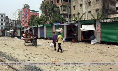 উকিলপাড়া দুইনং রেলগেটে দখলের উৎসব