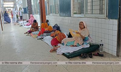 হাসপাতালের মেঝেতে চিকিৎসা নিচ্ছেন ডেঙ্গু রোগীরা