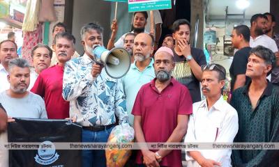 রাস্তায় পলিথিন না ফেলতে দোকানদের উদ্বুদ্ব করলেন খোরশেদ
