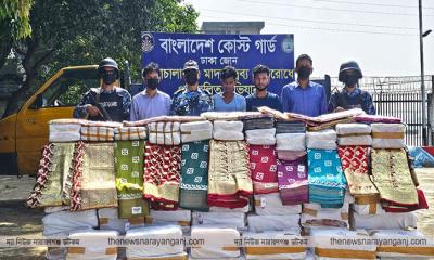 বিপুল পরিমাণ ভারতীয় শাড়িসহ দুই পাচারকারী আটক