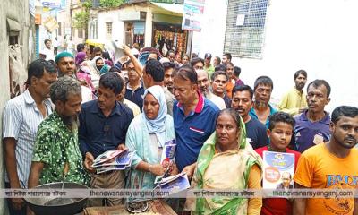 বাবুল আহমেদের পক্ষে ১৭নং ওয়ার্ডে সোহেলের লিফলেট বিতরণ