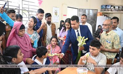 প্রতিবন্ধী শিশুদের জন্য ফুল চকলেট মিষ্টি নিলেন জেলা প্রশাসক