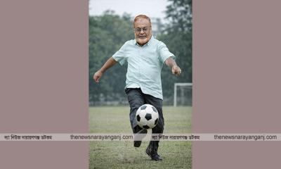 খেলোয়াড়ের পায়ে ফুটবল