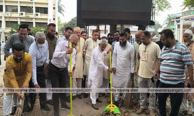 ঝাঁড়ু দিয়ে পরিচ্ছন্নতা কার্যক্রম শুরু করলেন এমপি মান্নান
