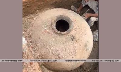 মাটির নিচে বিশাল আকৃতির প্রাচীন মটকায় গুপ্তধনের খবরে ভীড়