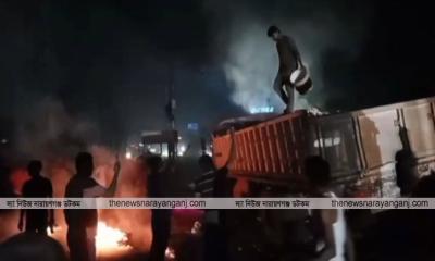 সোনারগাঁয়ে চুনা ভর্তি চলন্ত ট্রাকে আগুন