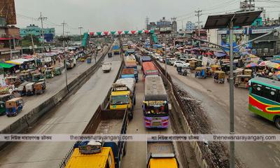 পাম্পে এলোমেলো পার্কিং আর দুর্ঘটনায় মহাসড়কে যানজট