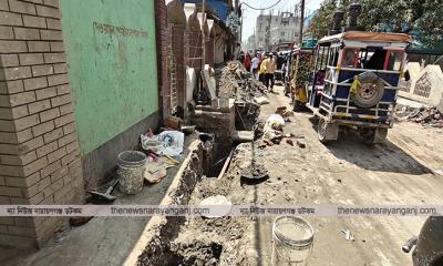 অবৈধভাবে সরকারি রাস্তা কাটায় ফতুল্লায় আবির ফ্যাশনকে জরিমানা