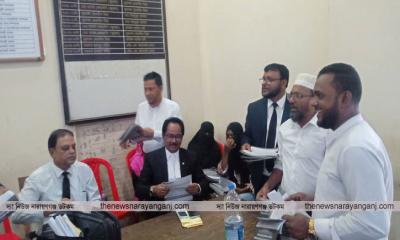 গণভোটের রায় বাস্তবায়নের দাবীতে আদালতপাড়ায় লিফলেট বিতরণ