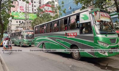 ট্রাফিকের সামনেই বন্ধন বাসের স্ট্যান্ড