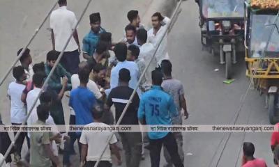চাষাঢ়ায় উচ্ছেদকারী দলের উপর হকারদের হামলা