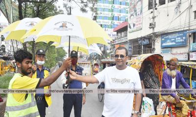 ছাতা বিতরণ সাবেক কাউন্সিলর শকুর
