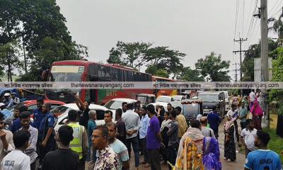 সোনারগাঁয়ে বকেয়া বেতন বোনাসের দাবিতে মহাসড়ক অবরোধ