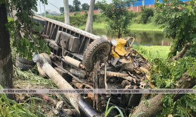 সোনারগাঁয়ে কাভার্ডভ্যান খাদে, চালক নিহত