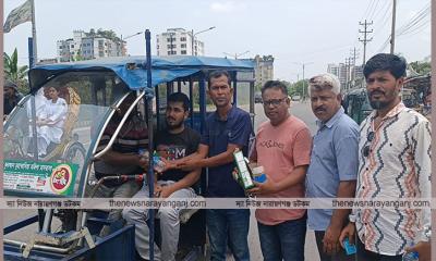 শ্রমজীবী মানুষের মাঝে পানি ও খাবার স্যালাইন বিতরণ