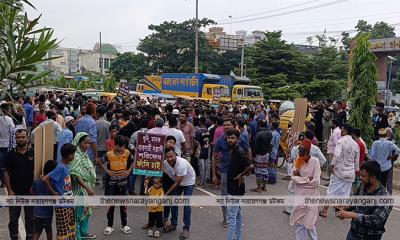 ডিশ ব্যবসায়ী নাছির হত্যার বিচার দাবীতে সড়ক অবরোধ করে বিক্ষোভ