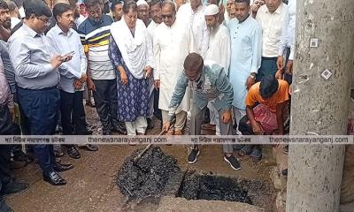 নিজ হাতে ড্রেন পরিস্কার করলেন নাসিকের প্রশাসক