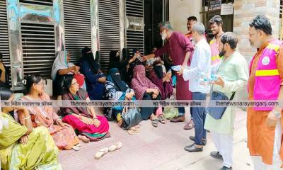 দ্বিতীয় দিনেও অভিভাবকদের মাঝে খোরশেদের হাতপাখা ও পানি বিতরণ