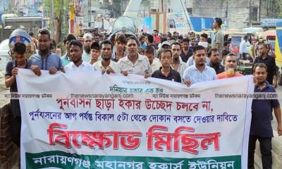 হকারদের নিয়ন্ত্রণে রাজনৈতিক শক্তি