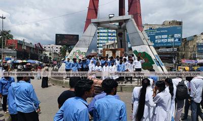 চাষাঢ়ায় ছাত্রদের বিক্ষোভ, সড়ক অবরোধ