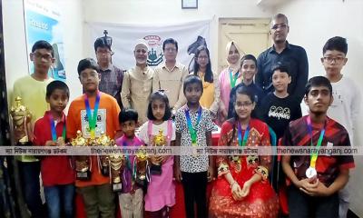 এখনকার ছেলেমেয়েরা মাথা নিচু করে মোবাইল চালায়