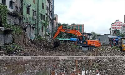 হকার পুনর্বাসনের সরানো হচ্ছে রেললাইনের পাশের সড়কের আবর্জনা