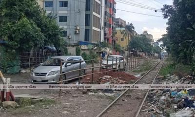 হকার পুনর্বাসনে রেল লাইনের পাশে বাঁশের বেড়া