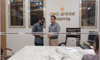 ঢাবিতে অর্নাস পড়ুয়া দৃষ্টি প্রতিবন্ধী শিক্ষার্থীর পাশে ডিসি