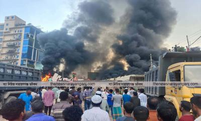 সিদ্ধিরগঞ্জে কেমিক্যাল গোডাউনে আগুন, মালিক পক্ষ উধাও