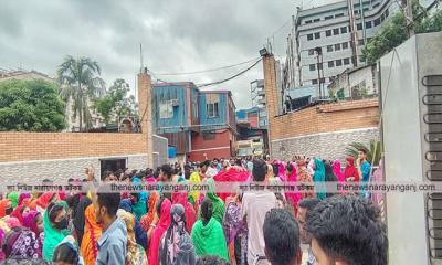 ফতুল্লায় তিন দাবীতে পোষাক কারখানায় শ্রমিকদের বিক্ষোভ