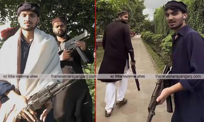 বন্দুক হাতে ঘুরে বেড়ায় দুই তরুণ
