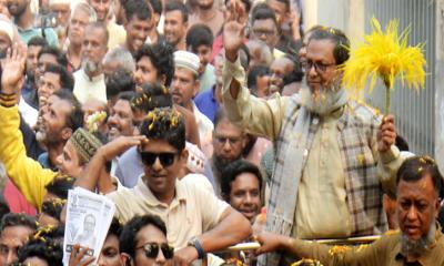 বাবা-ছেলেকে ধরাশায়ীর পরিকল্পনা